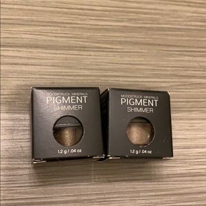 Younique Pigment (Confident -L, adorable- R)